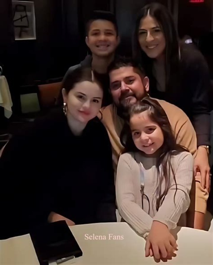 Selena Gomez with her paternal grandparents when she had 6 years old