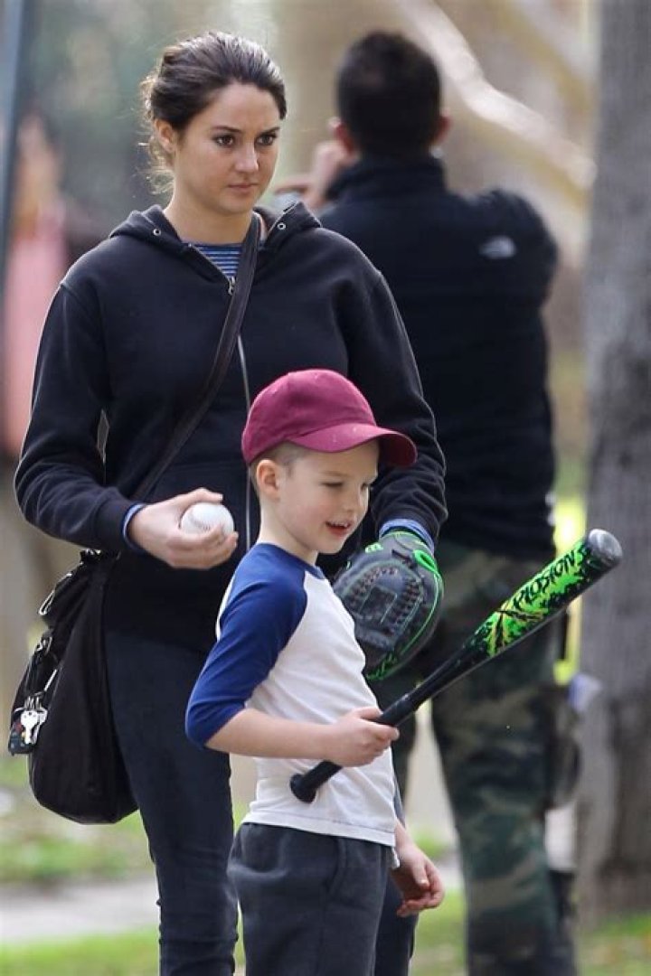 Shailene Woodley sports a baby bump on the set of the new untitled