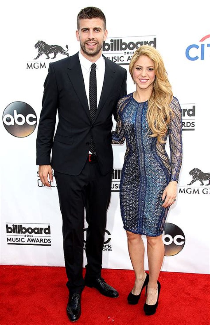 Shakira / Shakira On Twitter An Estimated 17 6 Billion Pounds Of