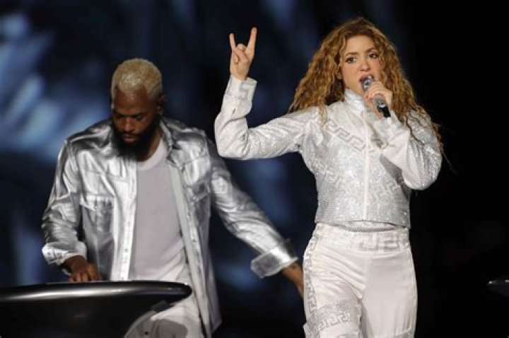 Shakira's Dark Hair: Iconic Style And Transformation