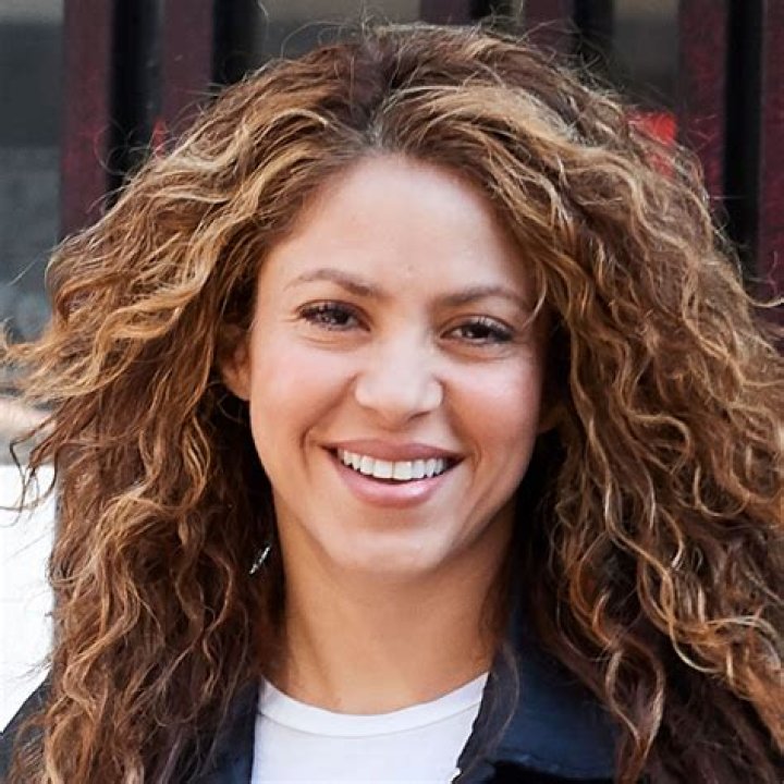 Shakira shakira curly hair
