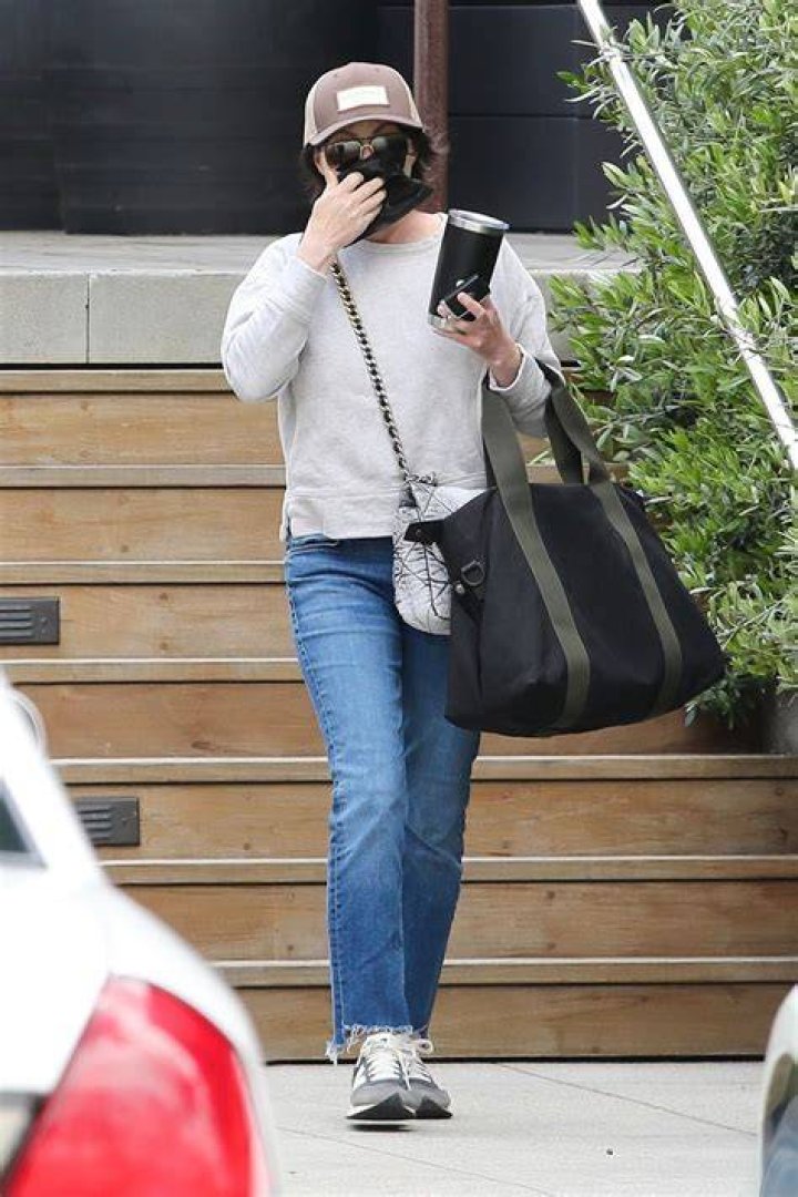 Shannen Doherty Shopping at the Malibu Vintage Grocers in Malibu 06