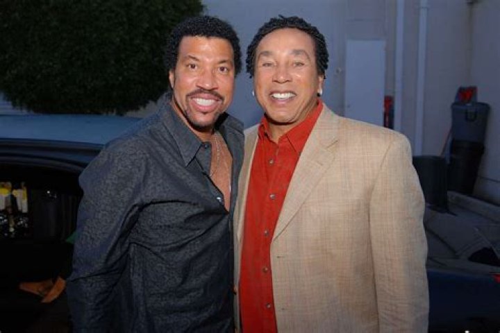 Smokey Robinson Jokes That Confuse Him for Lionel Richie at 2022 AMAs