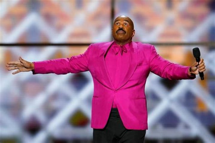 Steve Harvey hosts, Green Day performs at 10th annual NFL Honors How