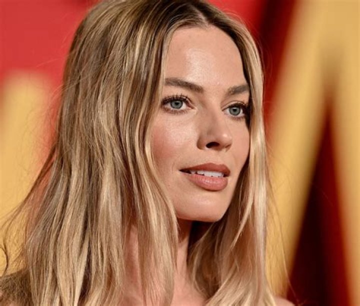 Stunning Margot Robbie's Legs: A Captivating Look
