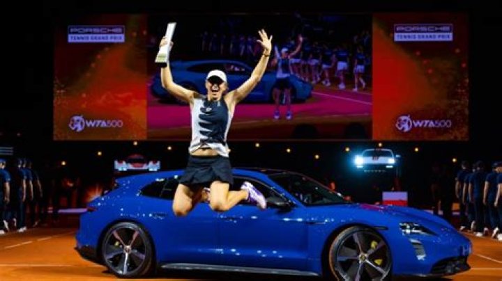 Stuttgart Open Iga Swiatek defeats Aryna Sabalenka to extend winning