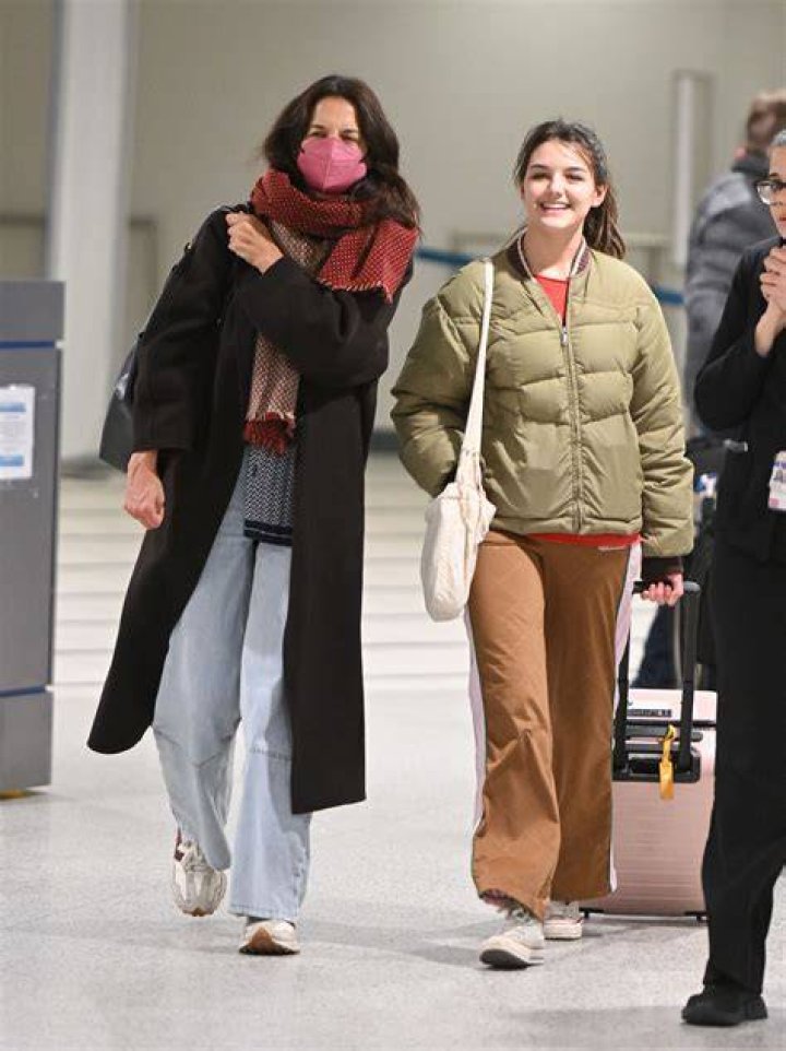 Suri Cruise cuối c&ugrave;ng đ&atilde; bước ch&acirc;n v&agrave;o h&eacute; lộ mối quan hệ với