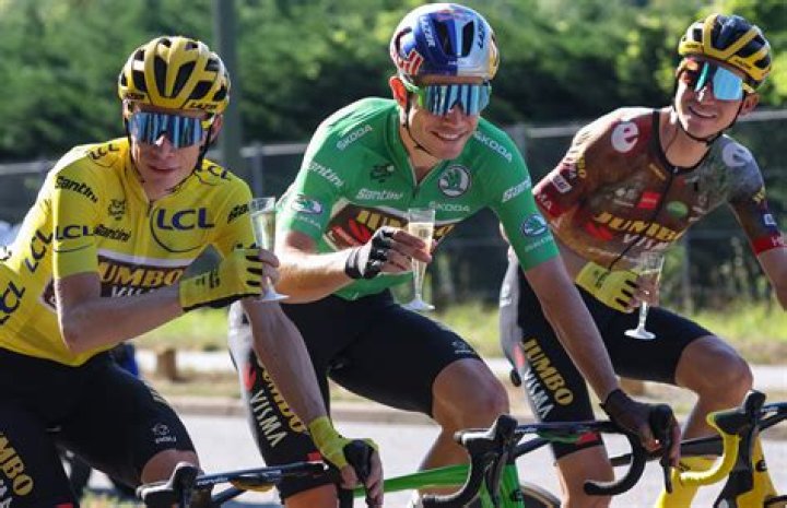 Swiss cyclist Gino M&auml;der dies after a serious fall into a ravine