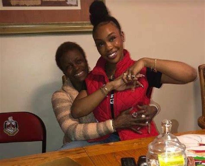 SZA Brings Her Mom & Grandma as Her Grammys 2018 Dates Photo 4023038