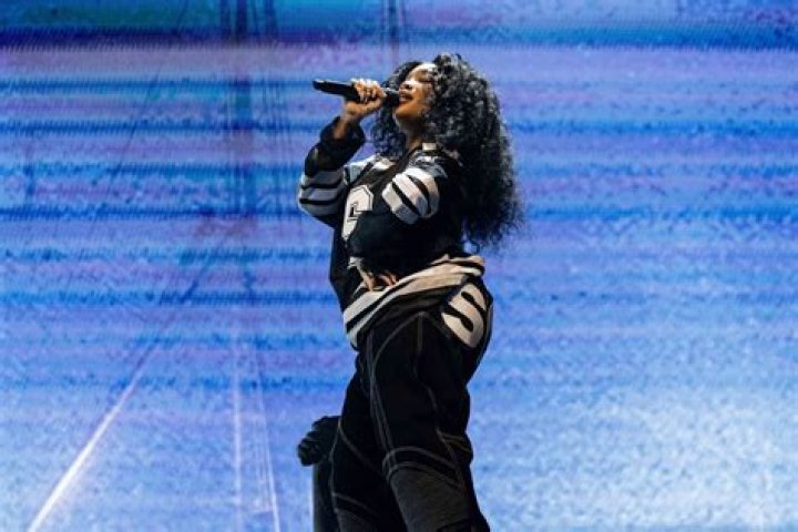 SZA's Nearly Naked Robot Lap Dance From "Snooze" Music Video BTS Is
