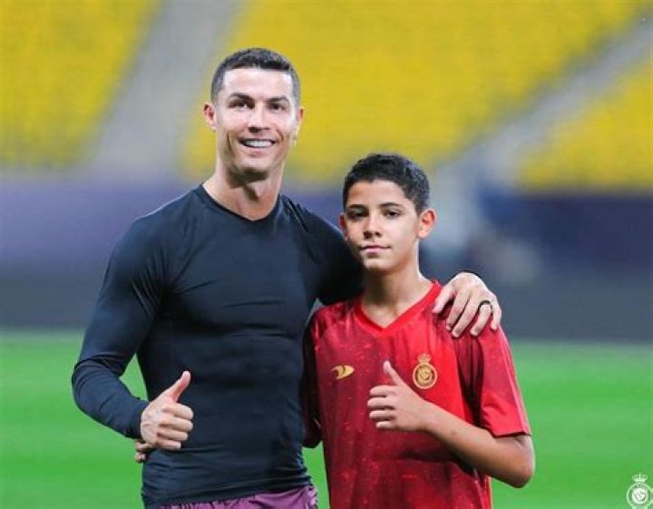 Tal pai, tal filho? Cristiano Ronaldo posta foto do primog&ecirc;nito ao lado