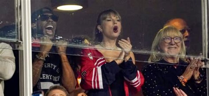Taylor Swift Comforts Travis Kelce Following Meltdown At Chiefs Game