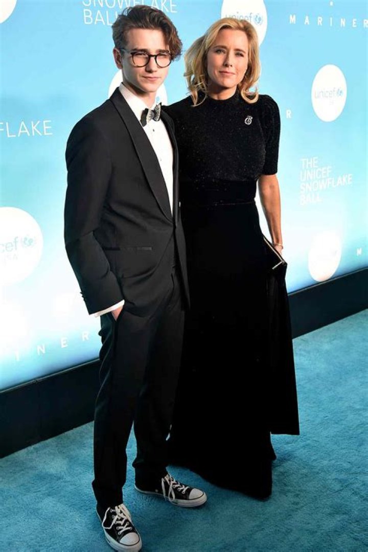 T&eacute;a Leoni Walks Red Carpet with Teenage Children