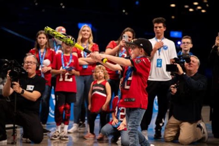 Tom Brady shares MakeAWish day with young Patriots fans