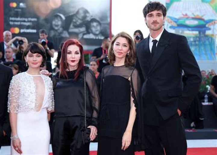 Unraveling The Love Life Of Cailee Spaeny: Who Dated Who?