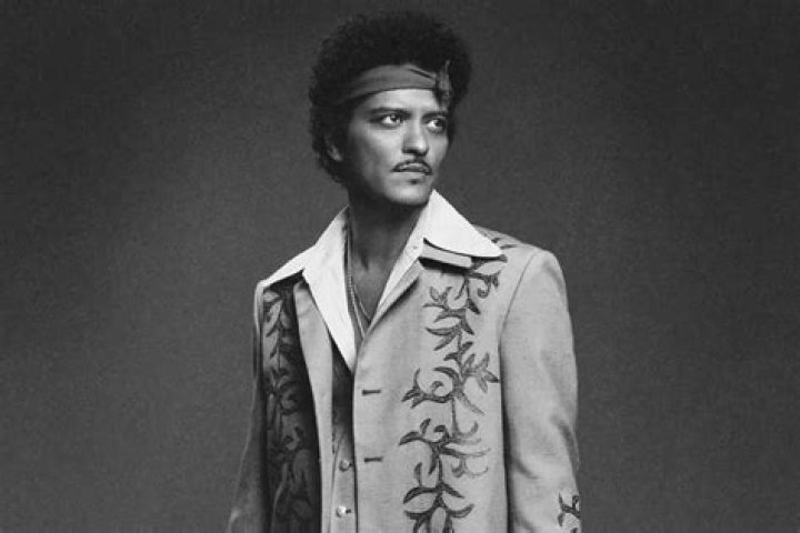 Vid&eacute;o Le chanteur Bruno Mars et sa ch&eacute;rie Jessica Caban vont au