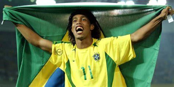 When Did Ronaldinho Announce His Retirement?