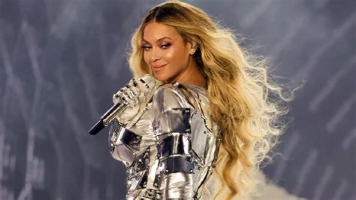 Who Passed the 2013 AMAs Fashion Police Test?!&mdash;Find Out!