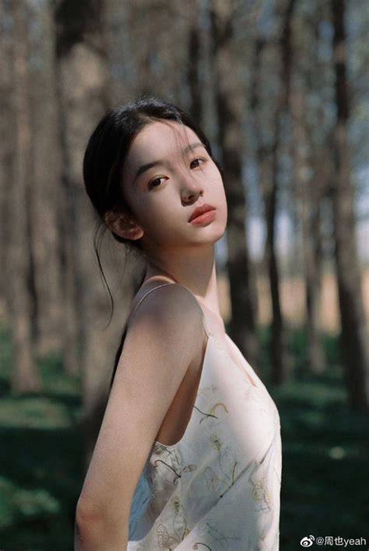 Zhou Ye poses for photo shoot China Entertainment News